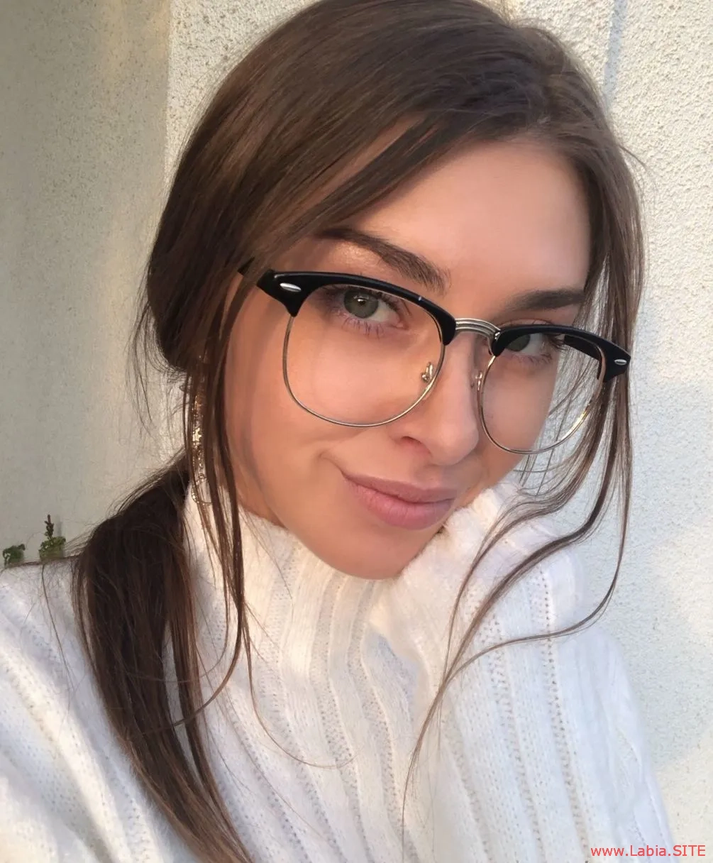 Сексуальная красотка показала писю