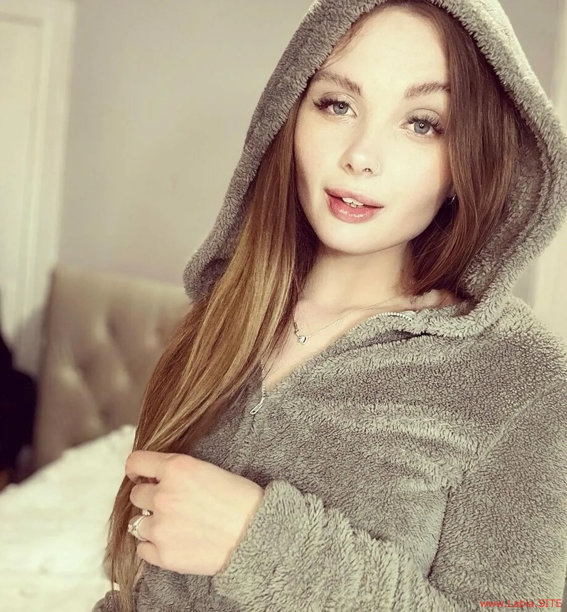 Голая попка с игрушкой в анусе